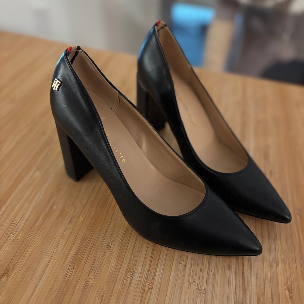 Tommy Hilfiger black pumps with ribbon and gold charm